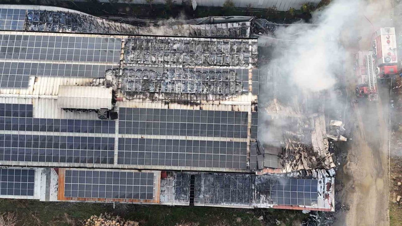 Uşak'ta iplik fabrikasında çıkan yangın itfaiyenin müdahalesiyle söndürüldü