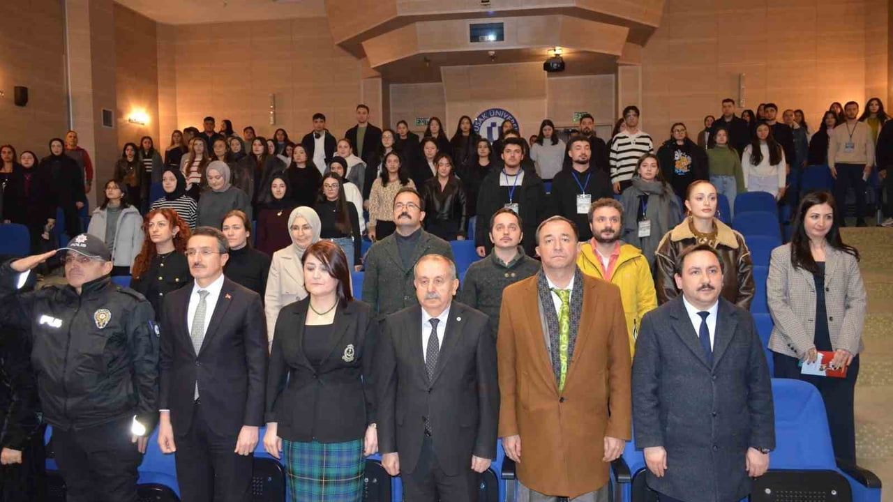Uşak'ta koruyucu aileler üniversiteli gençlerle deneyimlerini paylaştı