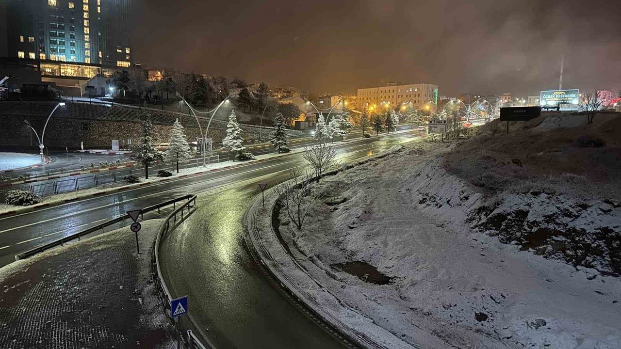 Uşak’ta mevsimin ilk karı kent merkezini beyaza bürüdü