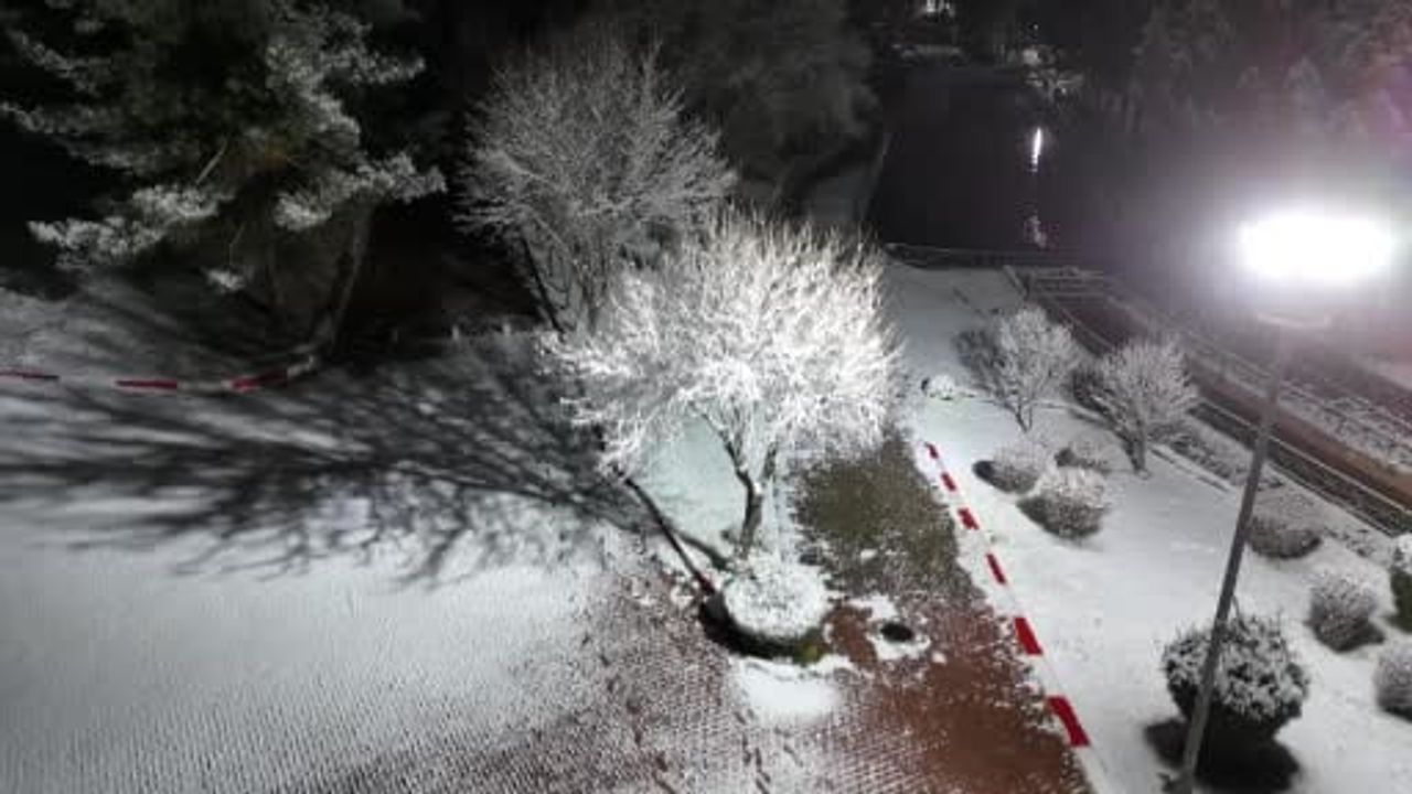 Uşak’ta mevsimin ilk karı yağdı, kent beyaza büründü