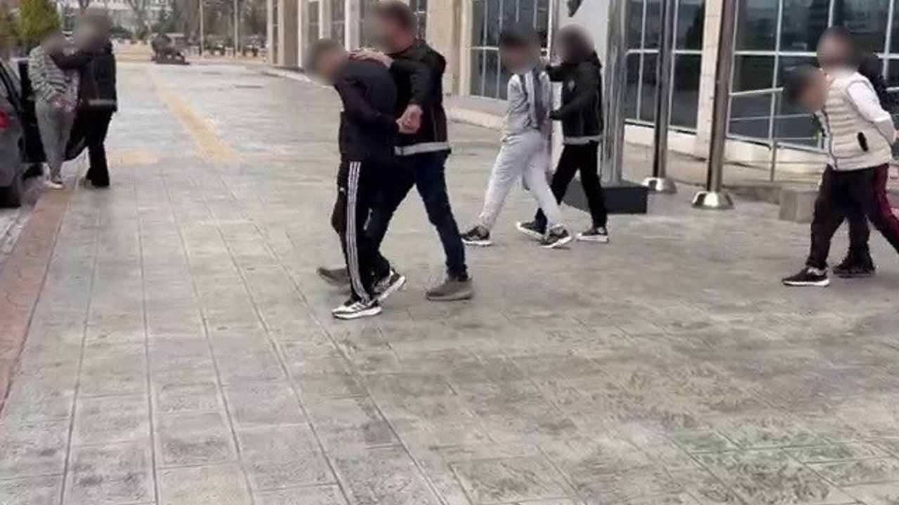 Uşak'ta Narkotik Operasyonu: 4 Adreste Sentetik Uyuşturucu Ele Geçirildi, 4 Şüpheli Tutuklandı