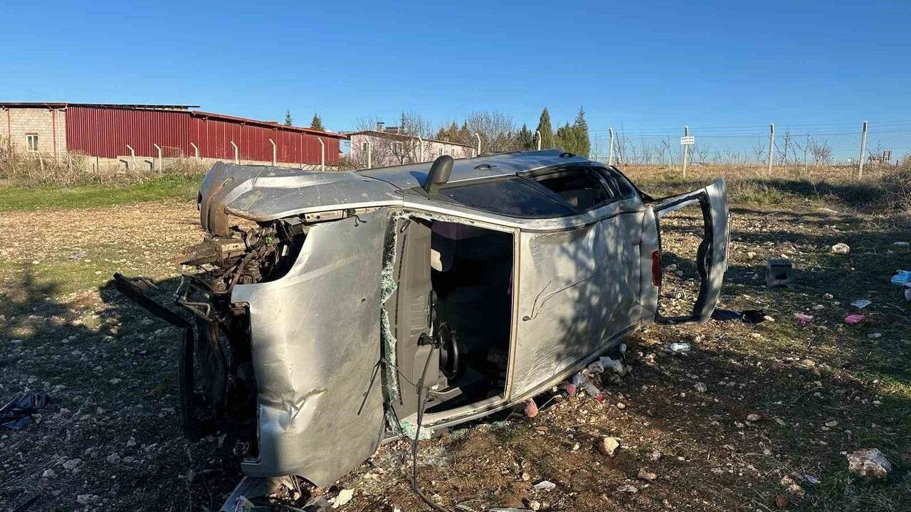 Uşak’ta otomobil tarlaya devrildi: Aynı aileden 5 kişi yaralandı (1’i bebek)