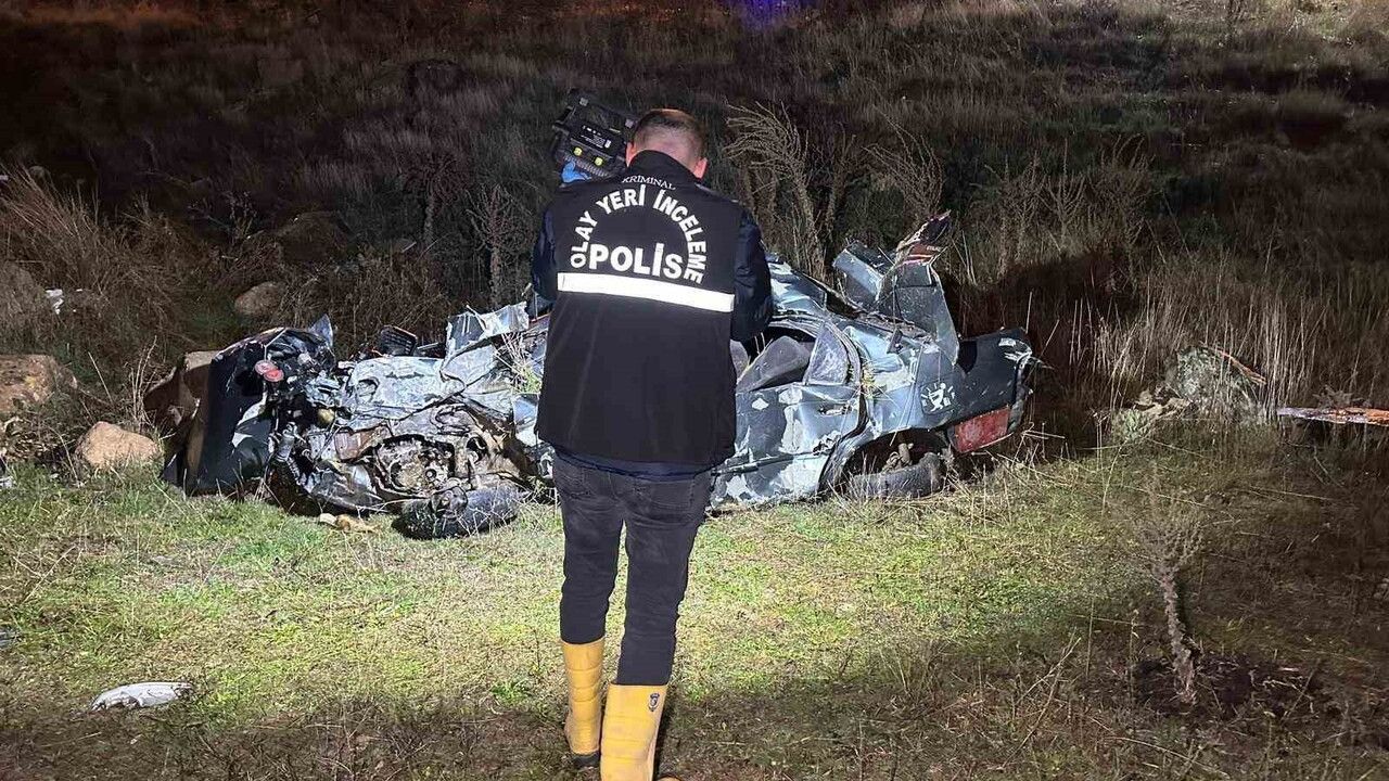 Uşak'ta refüje çarpan otomobil şarampole devrildi: 2 ölü, 1 yaralı