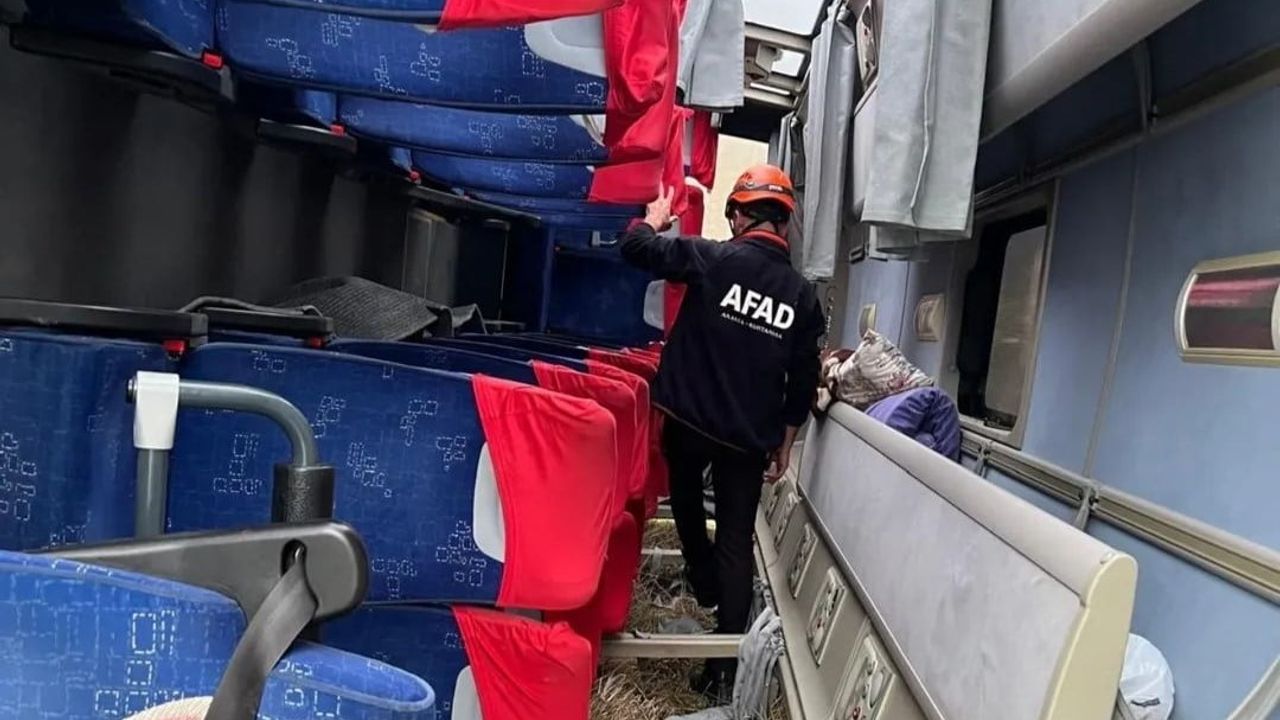 Uşak'ta yolcu midibüsü yan yattı: 5 yolcu hastaneye kaldırıldı