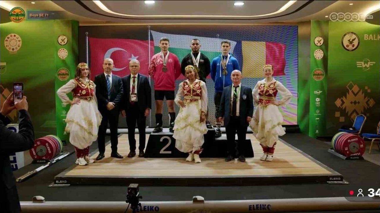 Uşak Üniversitesi öğrencisi Anıl Gökçen Balkan Halter Şampiyonası'nda gümüş madalya kazandı