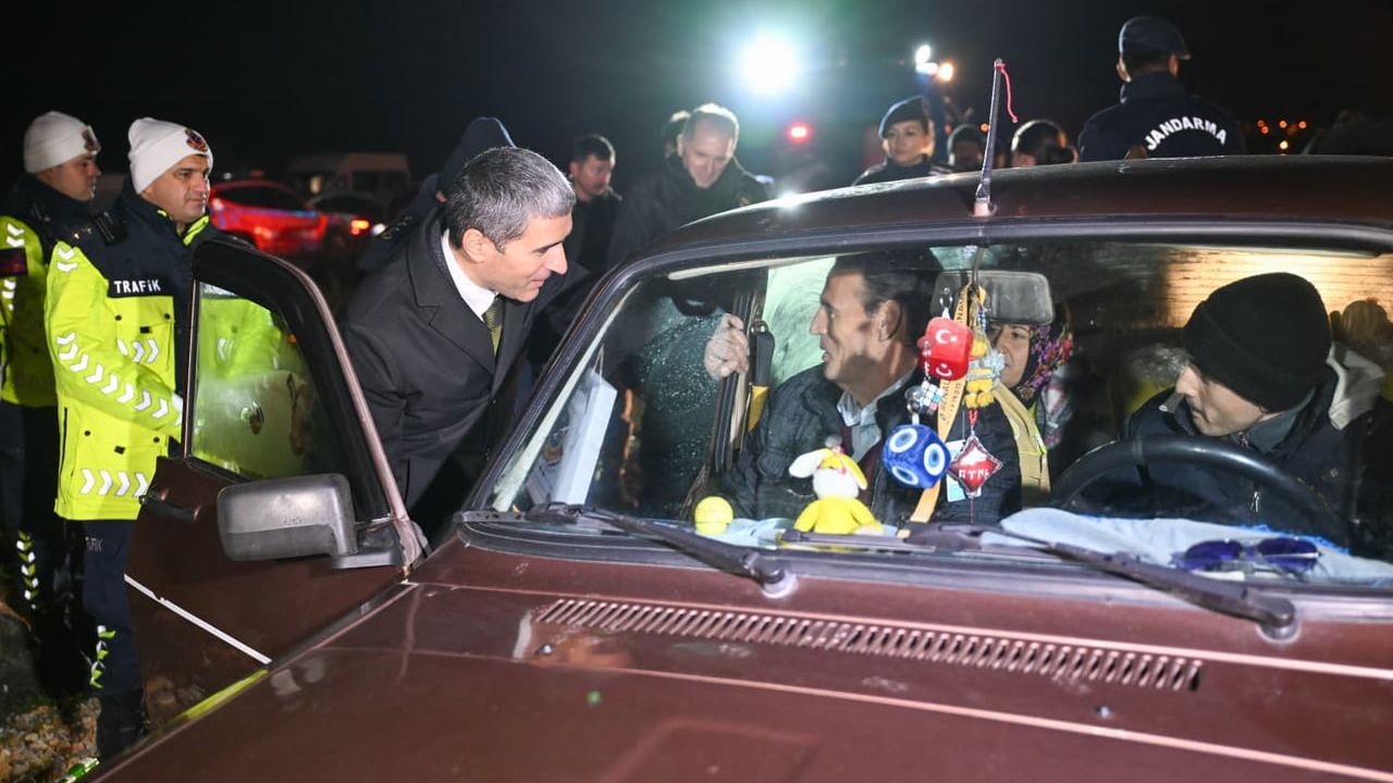 Uşak Valisi Naci Aktaş, yeni yıl dolayısıyla polis ve jandarma uygulama noktalarını ziyaret etti