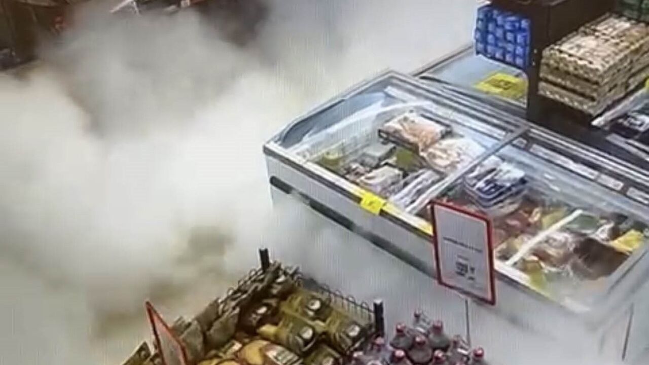 Üsküdar'da markette yangın tüpü kazası: Mağaza beyaz tozla kaplandı