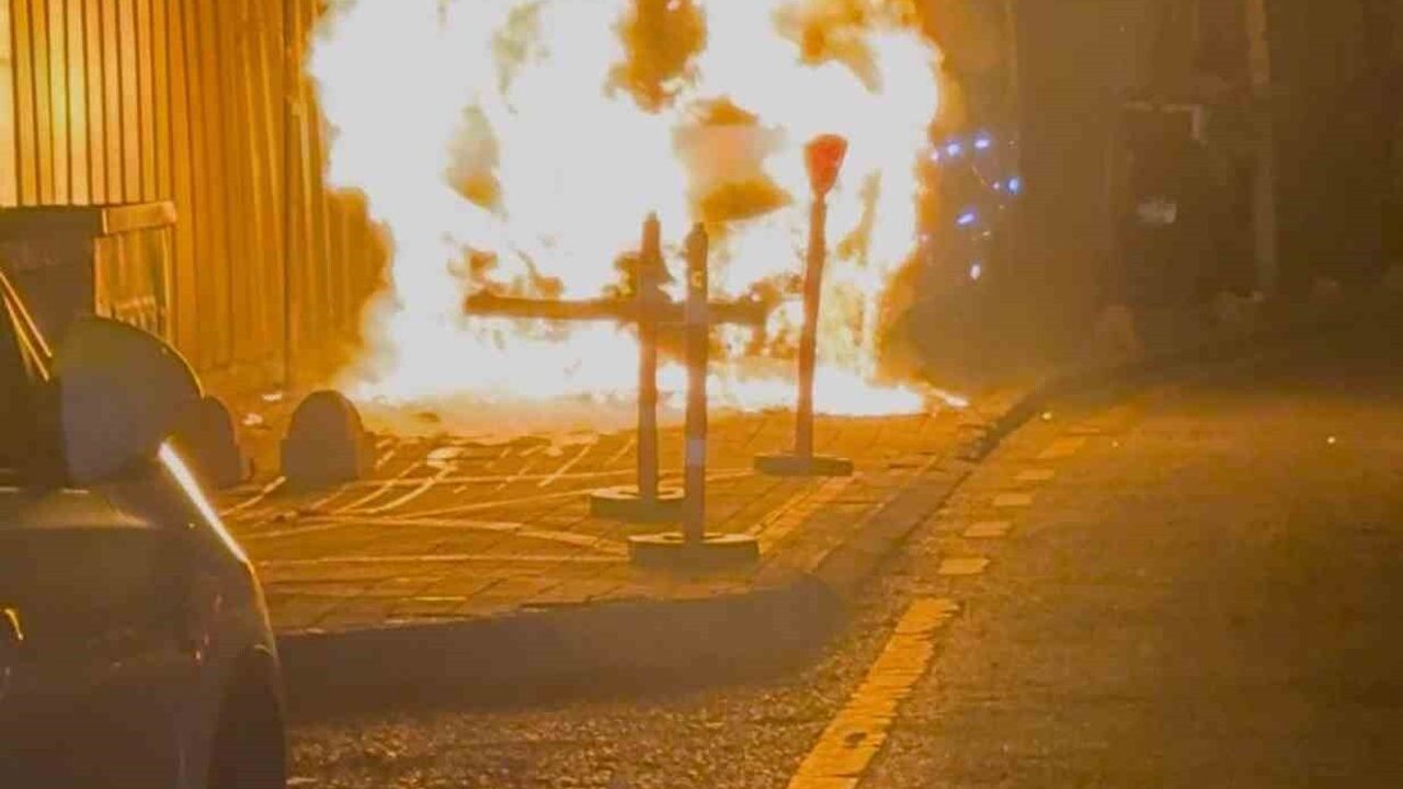 Üsküdar'da park halindeki hafif ticari araç motorundan başlayarak yandı — O anlar kamerada