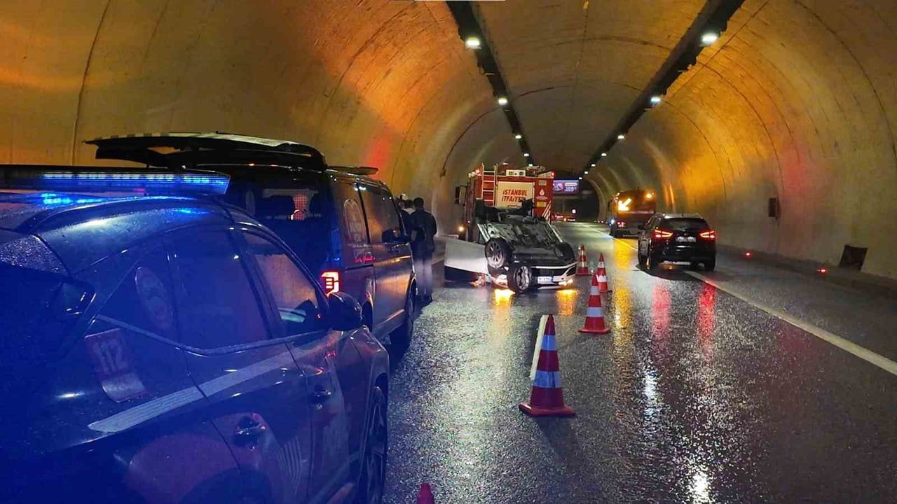 Üsküdar Tantavi Tüneli'nde yağış nedeniyle otomobil takla attı