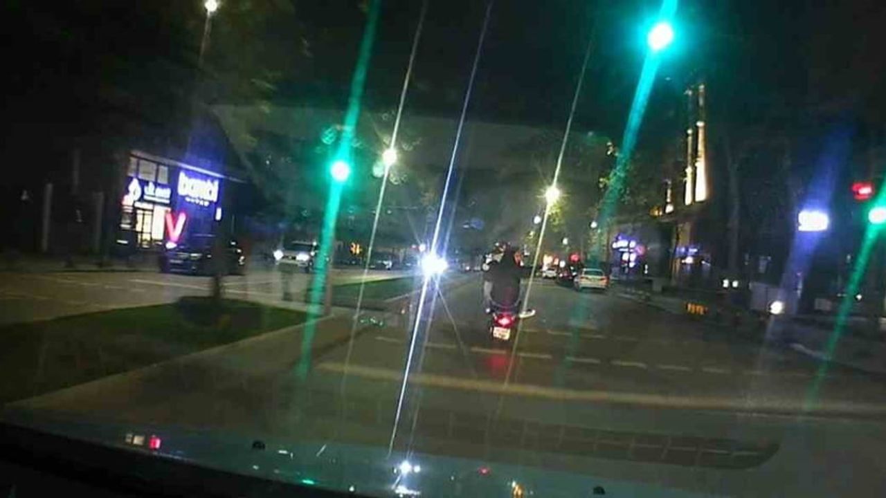 Üsküdar Zübeyde Hanım Caddesi'nde tehlikeli motosiklet sürüşü cep telefonu ve araç kamerasına yansıdı