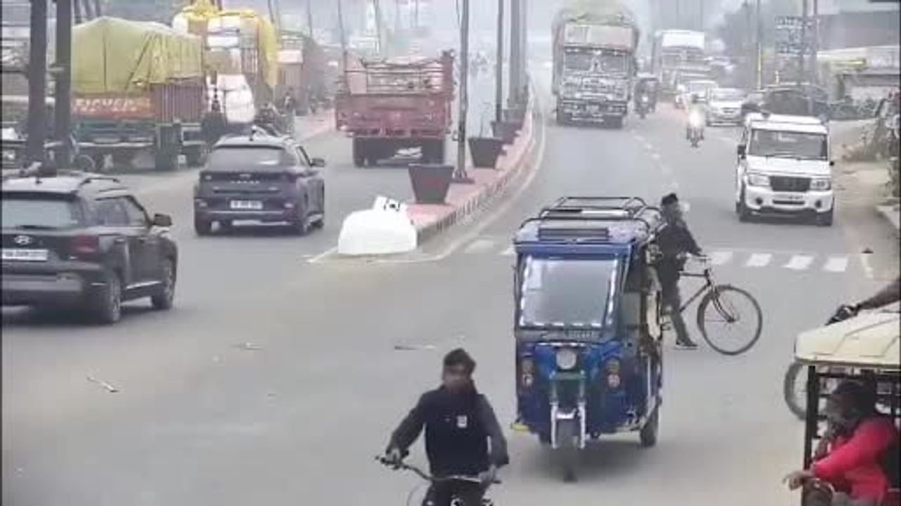 Uttar Pradesh'in Rampur kentinde talaş yüklü kamyon devrildi: Otomobil sürücüsü yaşamını yitirdi