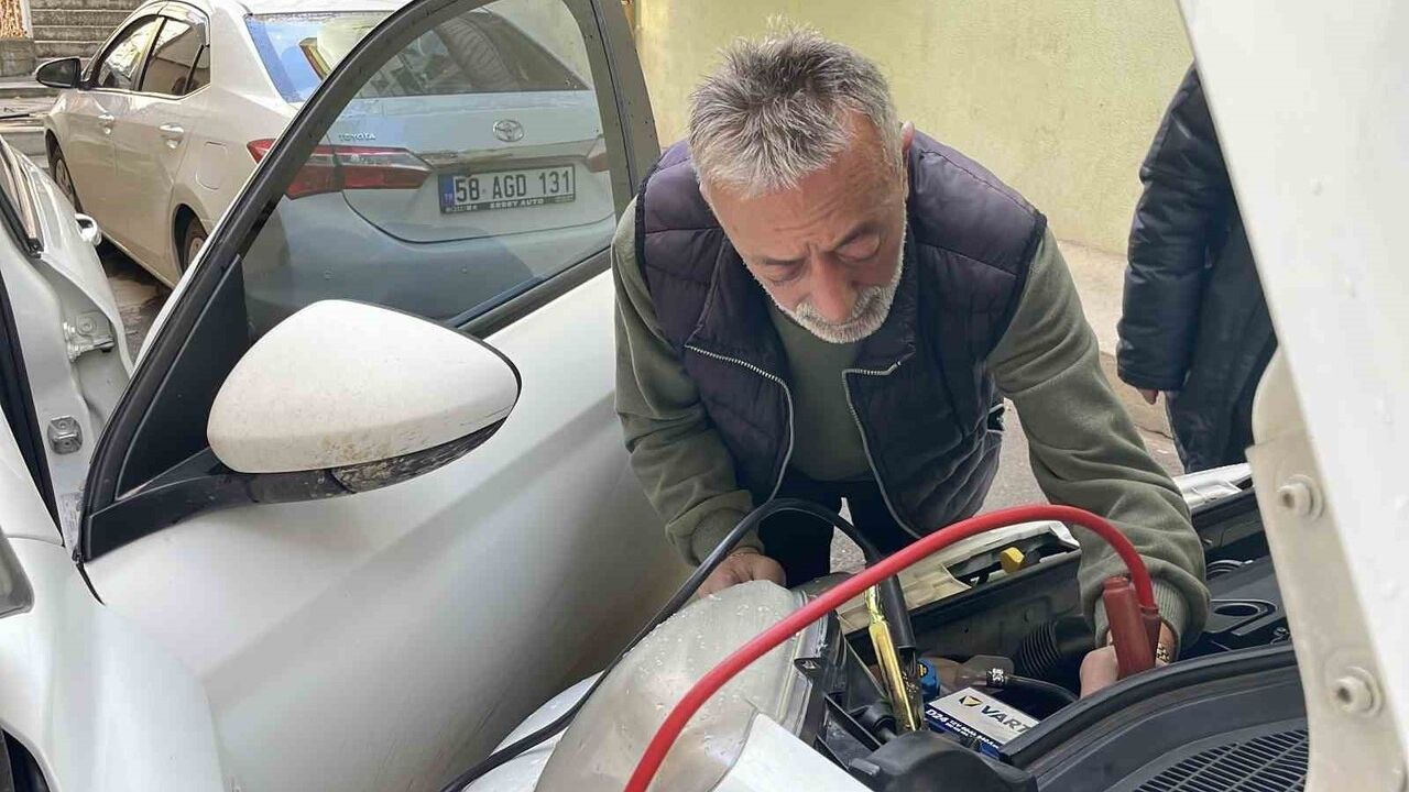 Uzman uyarısı: Akü bittiğinde aracı vurdurmayın, motor ve elektronik hasar riski artıyor