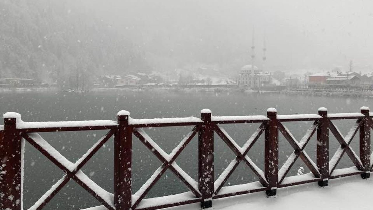 Uzungöl karla kaplandı: Kar kalınlığı 15 cm, 23-25 Ocak'ta kış etkinlikleri planlandı