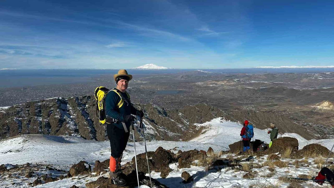 Vadi Doğa Sporları Kulübü, 3 bin 204 rakımlı Erek Dağı'nda zirve yaptı
