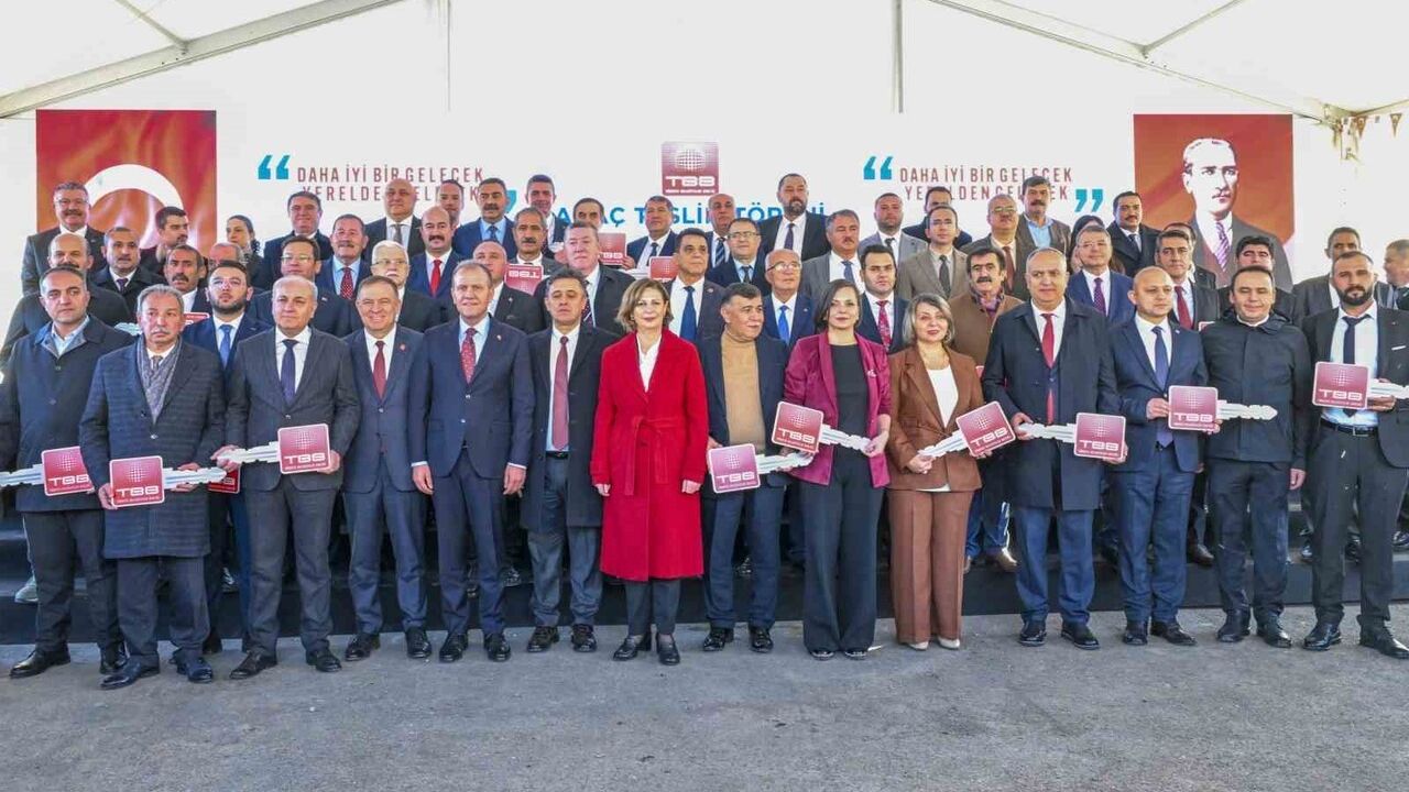 Vahap Seçer: Bölgemizdeki gelişmeler Türkiye'yi etkiliyor — TBB'den belediyelere 59 araç teslimi