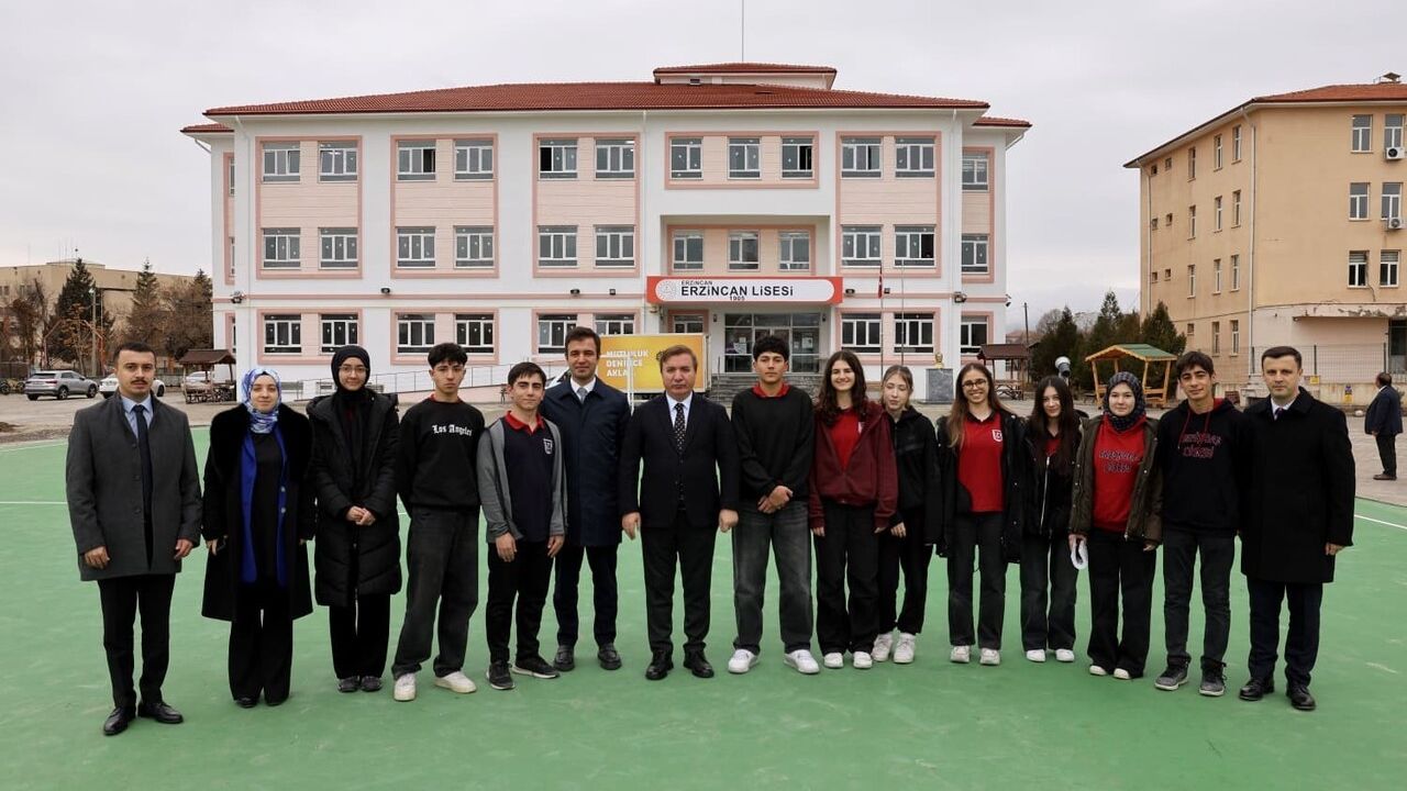 Vali Aydoğdu, Erzincan Lisesi'ndeki kauçuk zeminli spor alanını inceledi