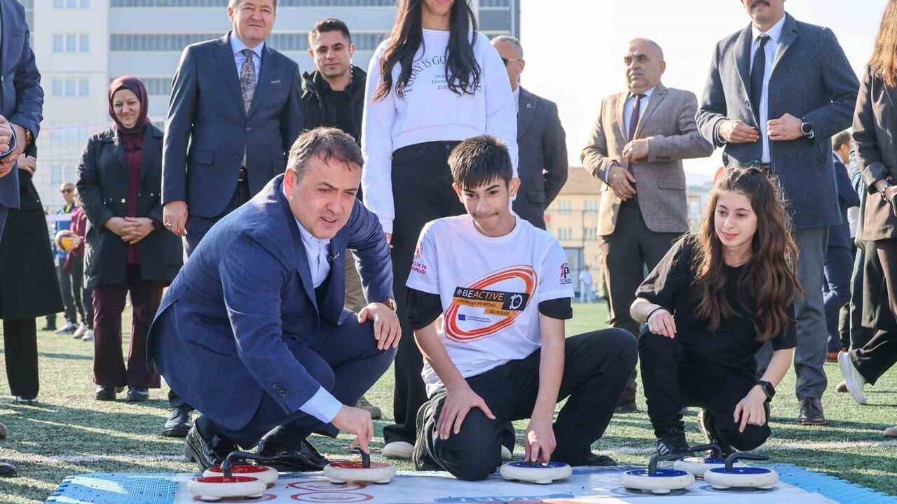 Vali Faik Oktay Sözer, 3 Aralık Dünya Engelliler Günü'nde özel çocuklarla oyun oynadı
