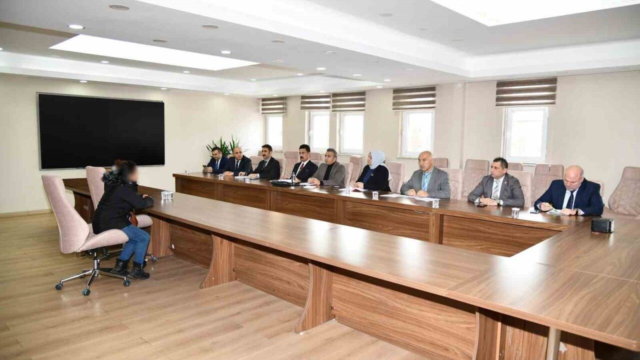 Vali Hayrettin Çiçek, Ardahan'da halk toplantısında vatandaşların taleplerini dinledi