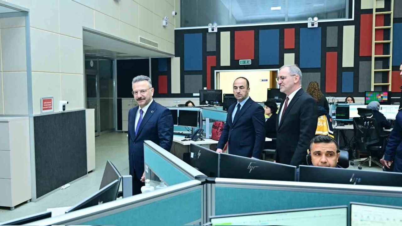 Vali Hüseyin Aksoy, 112 Acil Çağrı Merkezi personelinin yeni yılını kutladı