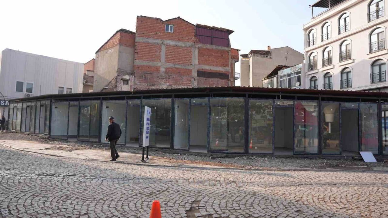 Vali İsmail Ustaoğlu Sındırgı'da deprem sonrası yıkım ve geçici ticaret alanını inceledi