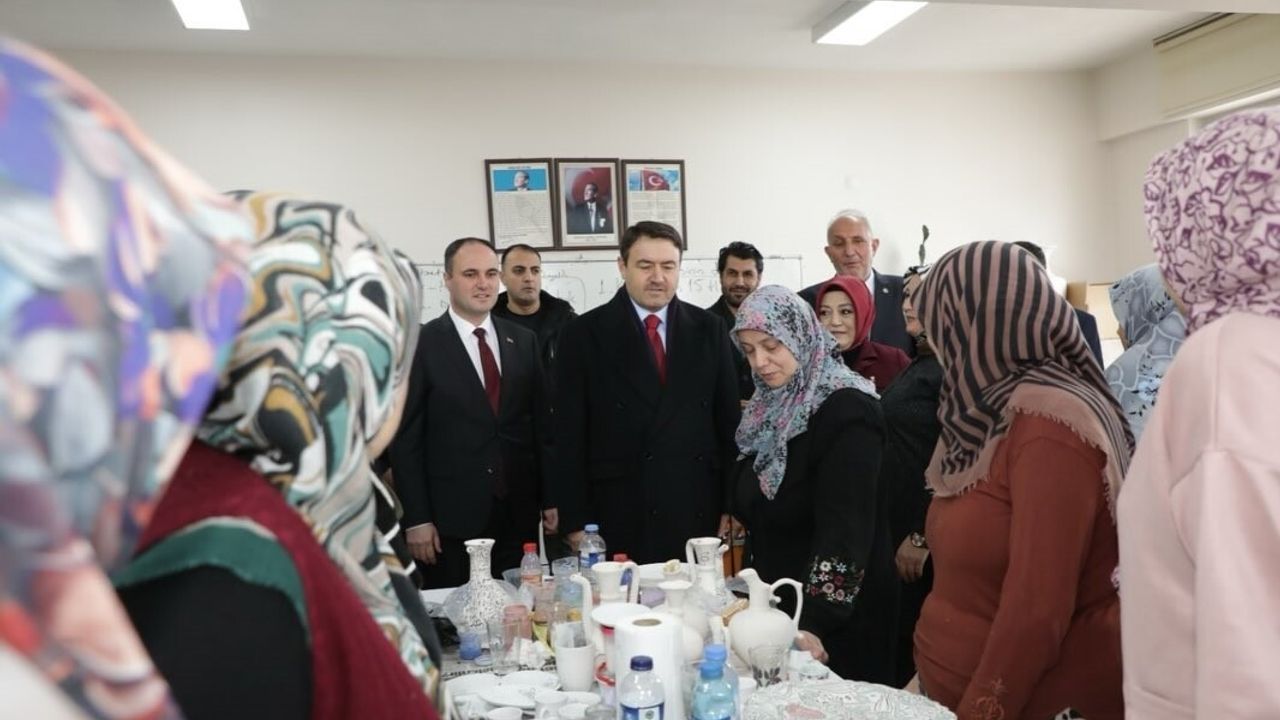 Vali Musa Işın Aslanapa Halk Eğitim Merkezi'ndeki Giyim ve Çini Atölyelerini İnceledi