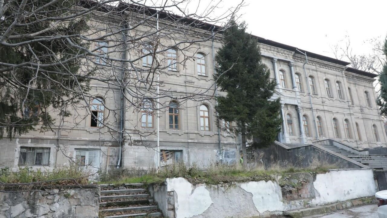 Vali Musa Işın, Kütahya Lisesi'ndeki restorasyon çalışmalarını inceledi