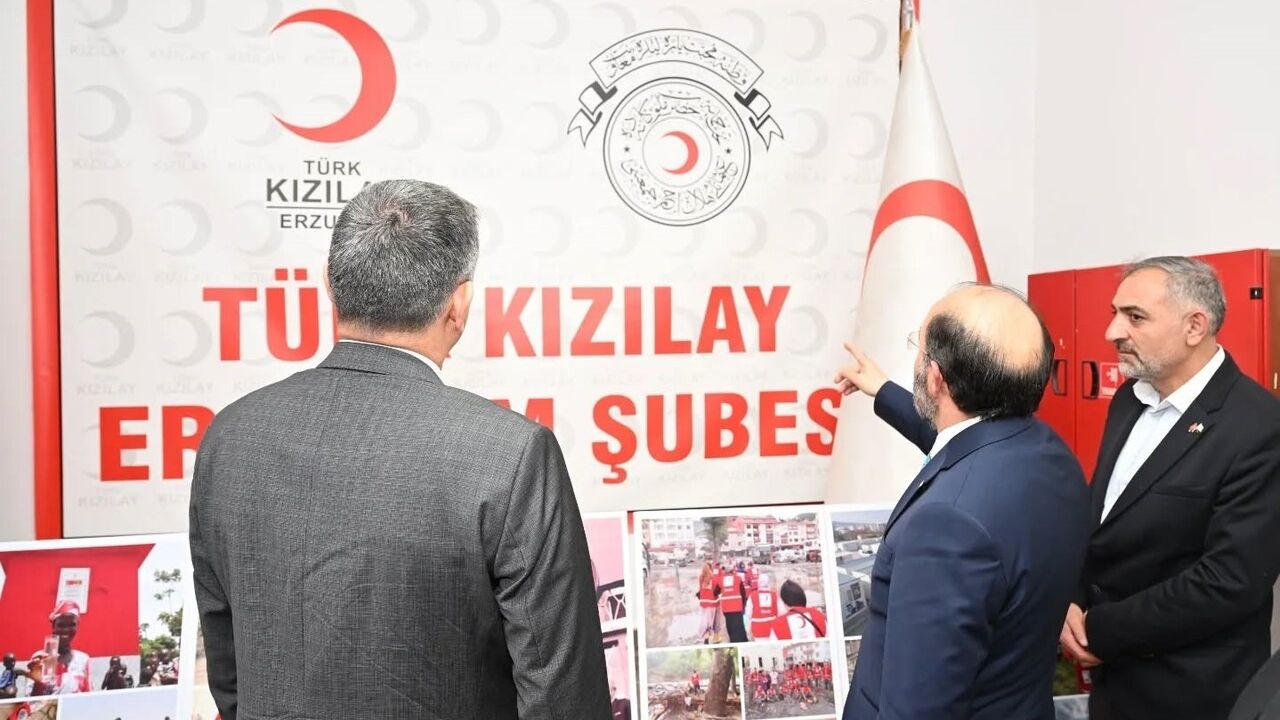 Vali Mustafa Çiftçi Türk Kızılay Erzurum Şubesini Ziyaret Etti