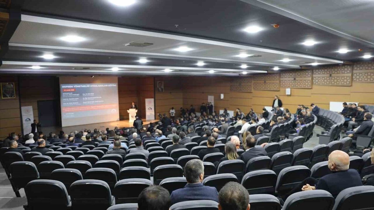 Vali Usta: 'Deprem değil, bina öldürür' — Deprem Yönetmeliği Uygulama Eğitimi Bingöl'de