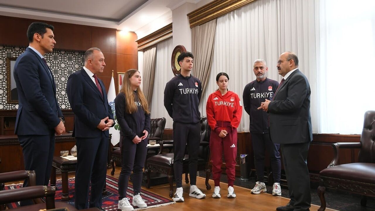 Vali Ustaoğlu, Riyad 2025’te dereceye giren Balıkesirli sporcuları kabul etti