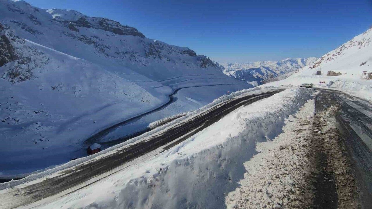 Van-Bahçesaray kara yolu, Karabet Geçidi'ndeki çığın temizlenmesiyle yeniden ulaşıma açıldı