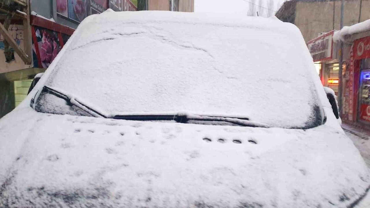 Van Başkale'de Akşam Kar Yağışı: Merkezde 20 cm, Yükseklerde 50 cm'e Ulaştı