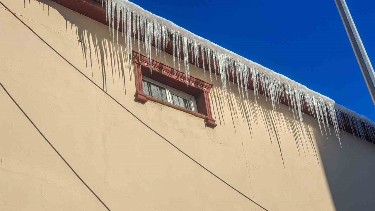 Van Başkale'de dondurucu soğuklar: çatılarda uzun buz sarkıtları oluştu