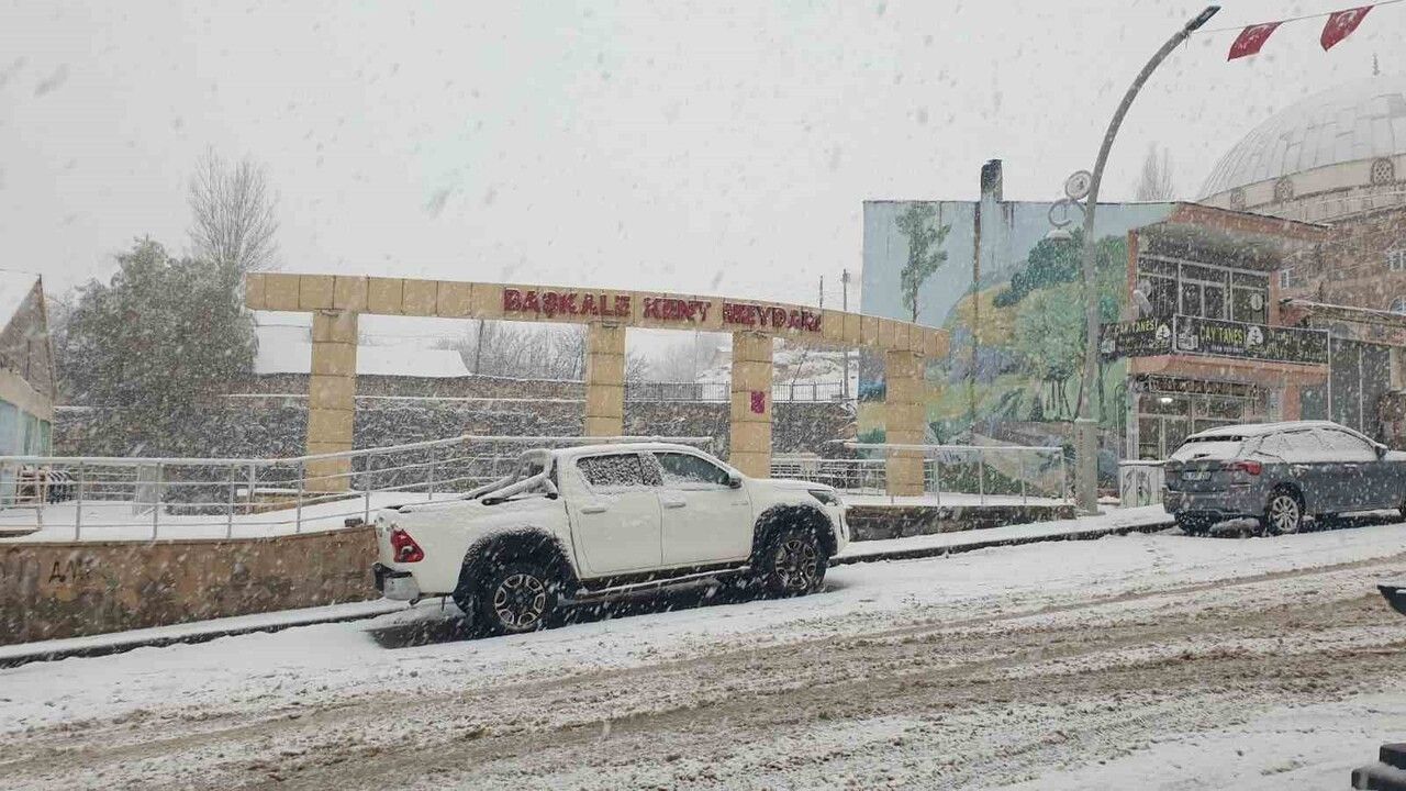 Van Başkale'de kar yağışı ilçe merkezini beyaza bürüdü