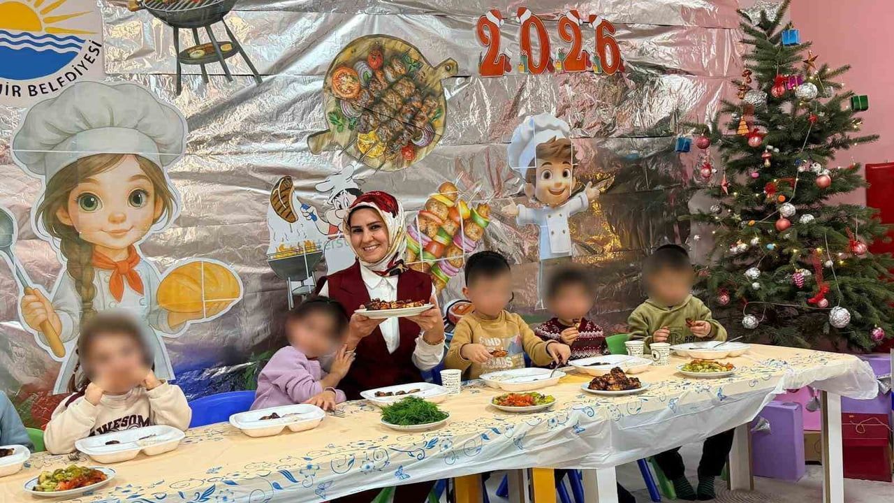 Van Büyükşehir Belediyesi'nin Regaip Kandili'nde Noel temalı kreş etkinliği tepkilere yol açtı