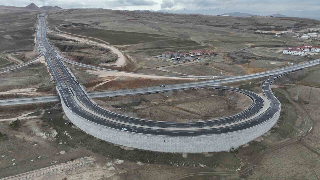 Van Çevre Yolu'nun 28 kilometrelik 1. ve 3. Etapları Yarın Trafiğe Açılıyor