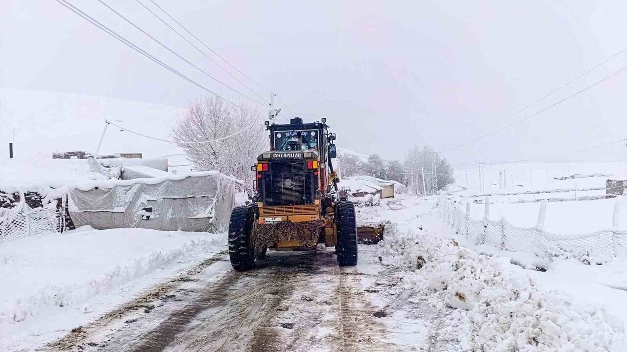 Van'da 102 yerleşim yerinin yolu kar nedeniyle ulaşıma kapandı