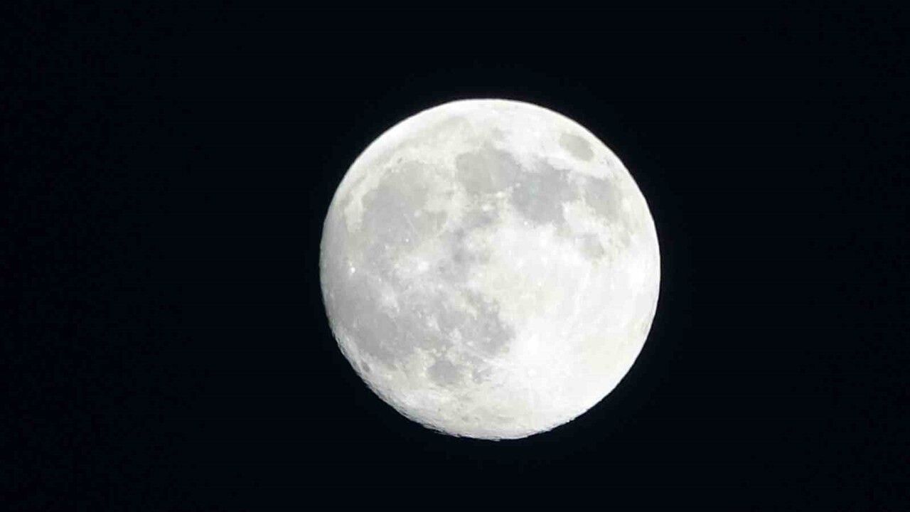 Van'da 2025'in Son Dolunayı Gökyüzünü Aydınlattı