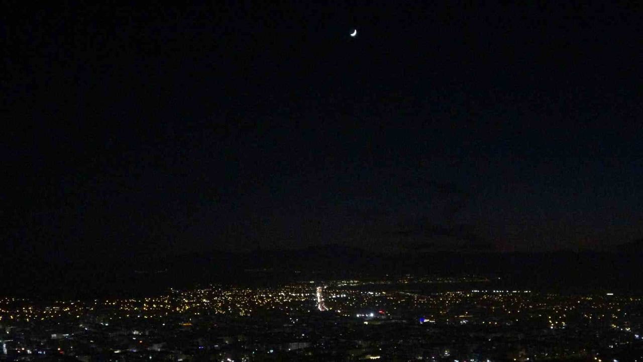 Van'da 2025'in Son Hilali: Van Gölü Üzerinde Kartpostallık Görüntüler