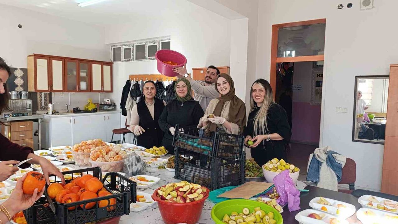 Van'da 3. Meyve Şenliği: Muradiye Bendimahi Kız Anadolu İmam Hatip Lisesi'nde Yerli Malı Haftası Etkinliği