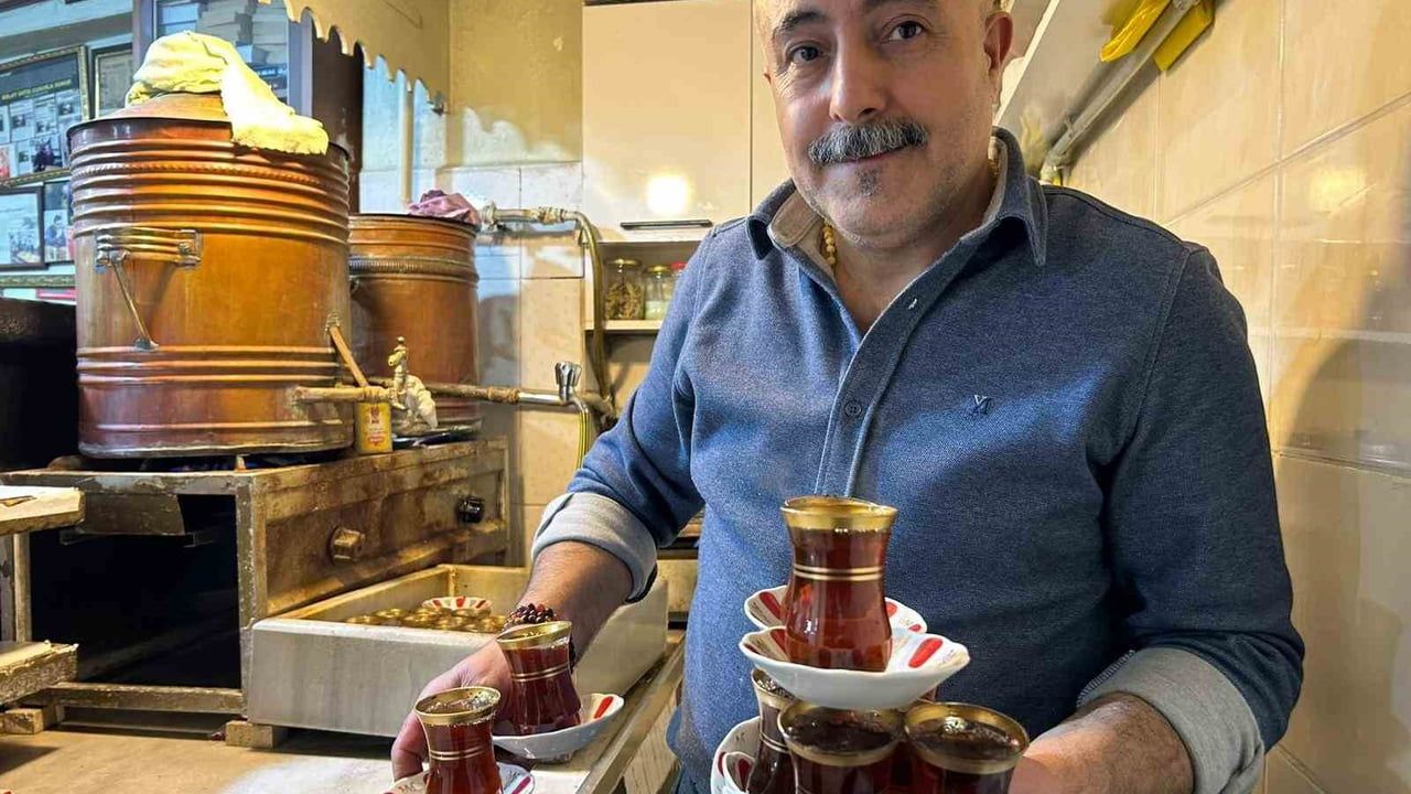 Van’da 83 yıllık tarihi çay evi: Sobada çay, nostalji ve bilgi paylaşımı geleneği