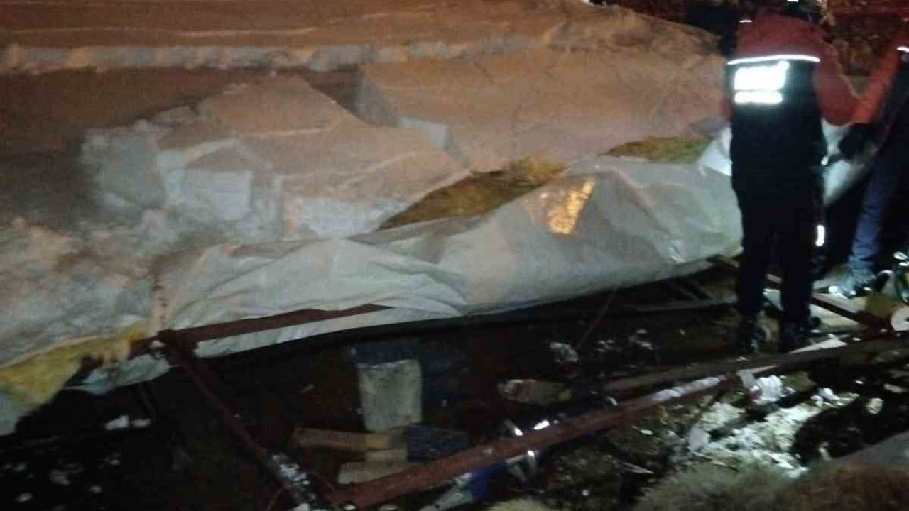 Van'da ahır çöktü: Edremit'te 5 küçükbaş hayvan telef oldu, 155 kurtarıldı