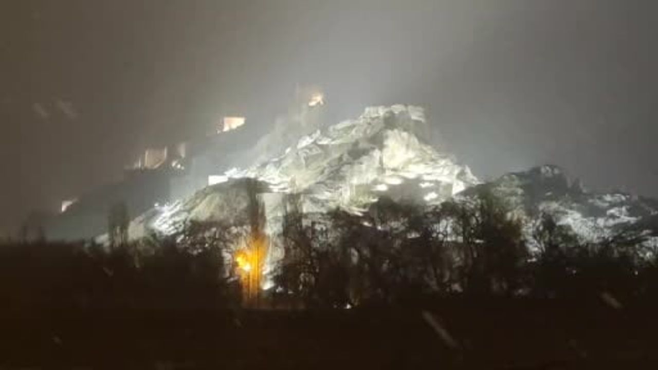 Van’da beklenen kar yağışı başladı: Kent merkezi beyaza büründü