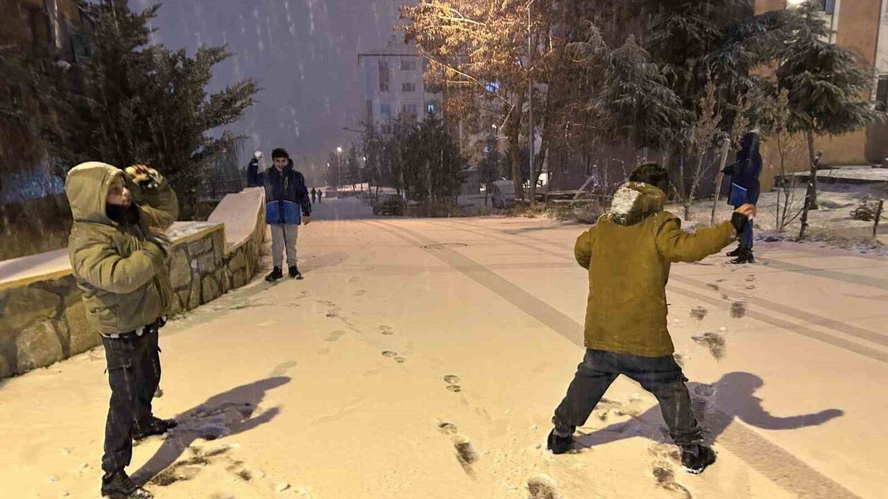 Van'da Edremit'te Yoğun Kar Yağışı ve Meteoroloji Uyarısı