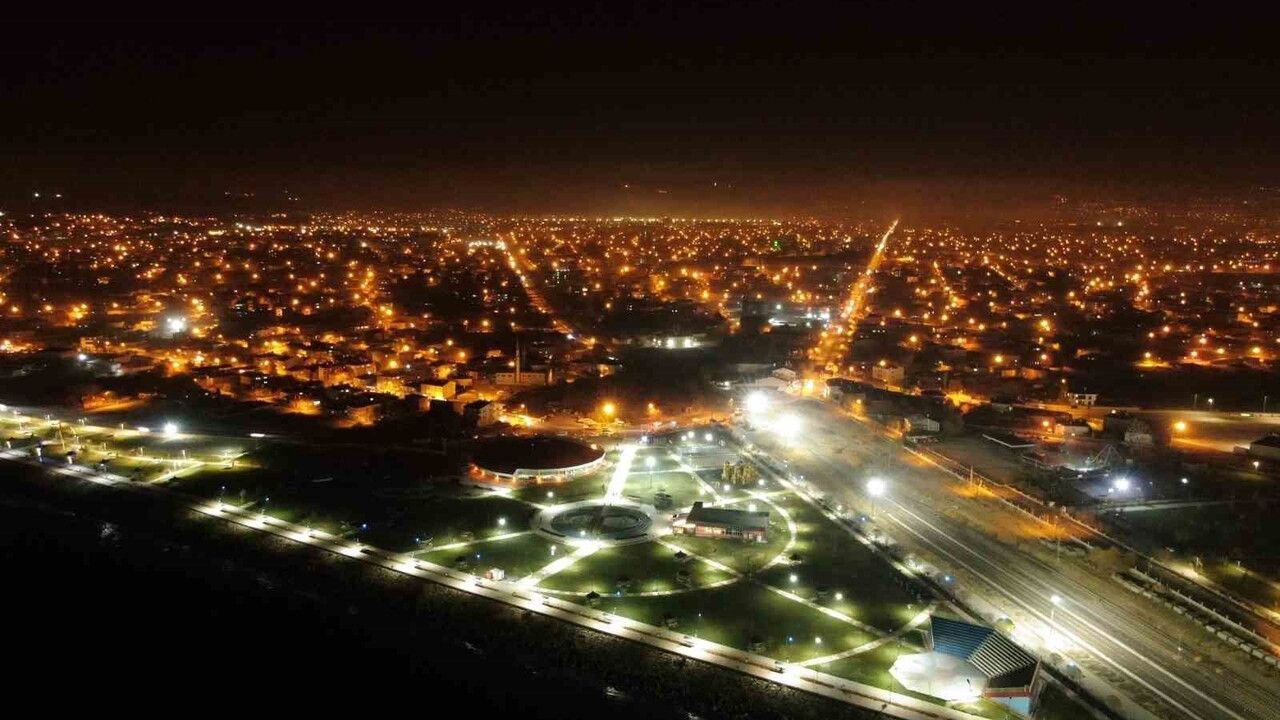 Van'da Gündüz ve Gece: Van Gölü'nün Değişen Manzaraları