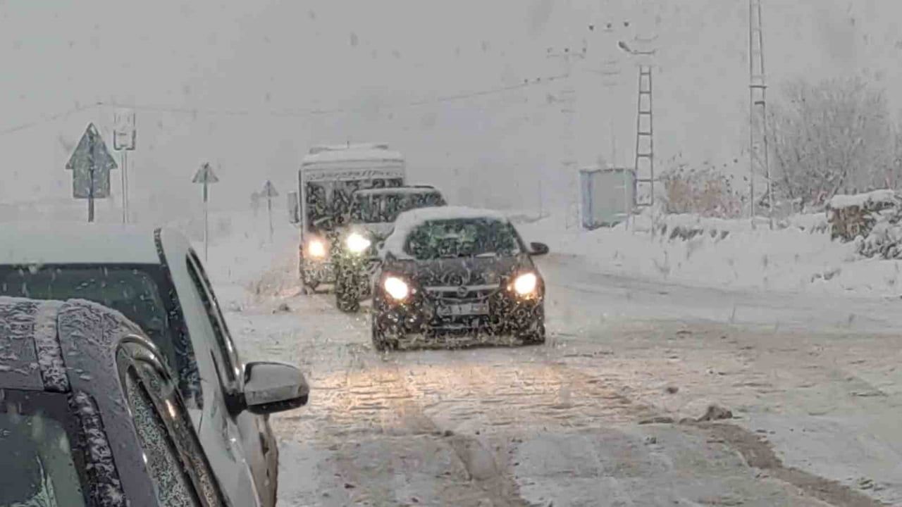 Van'da Hüsrev Paşa ve Horhor Camii karla kaplandı: Mimar Sinan eseri beyaz silüetler oluşturdu
