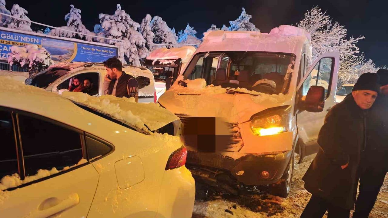 Van'da İpekyolu Caddesi'nde 4 aracın karıştığı kaza: 4 kişi yaralandı