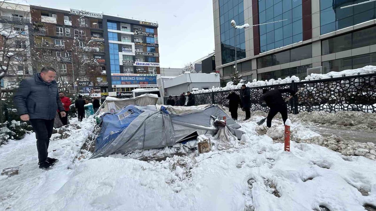 Van'da işten çıkarılan işçilerin İpekyolu'daki eylem çadırı yoğun kar nedeniyle çöktü
