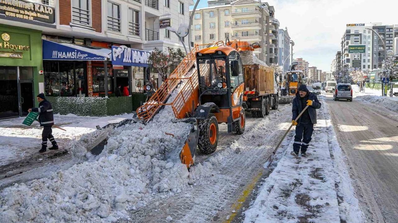 Van'da kar: 569 yerleşim yolundan 506'sı açıldı, 63 yol için çalışmalar sürüyor
