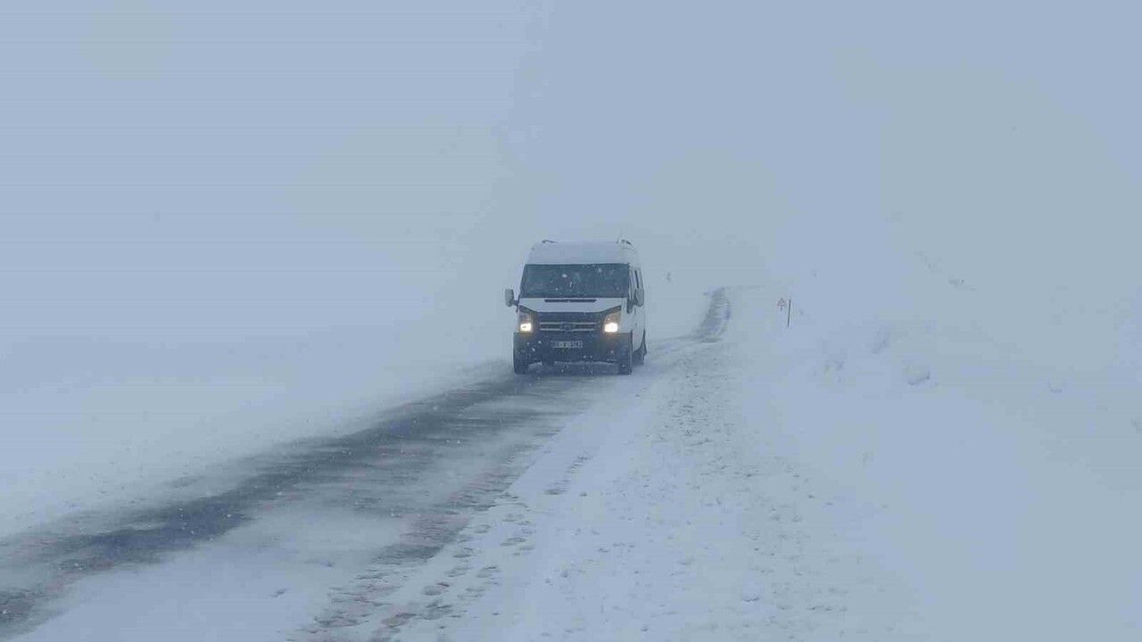 Van'da kar yağışı 28 yerleşim yerinin ulaşımını engelledi, Karabet Geçidi'nde çalışmalar sürüyor