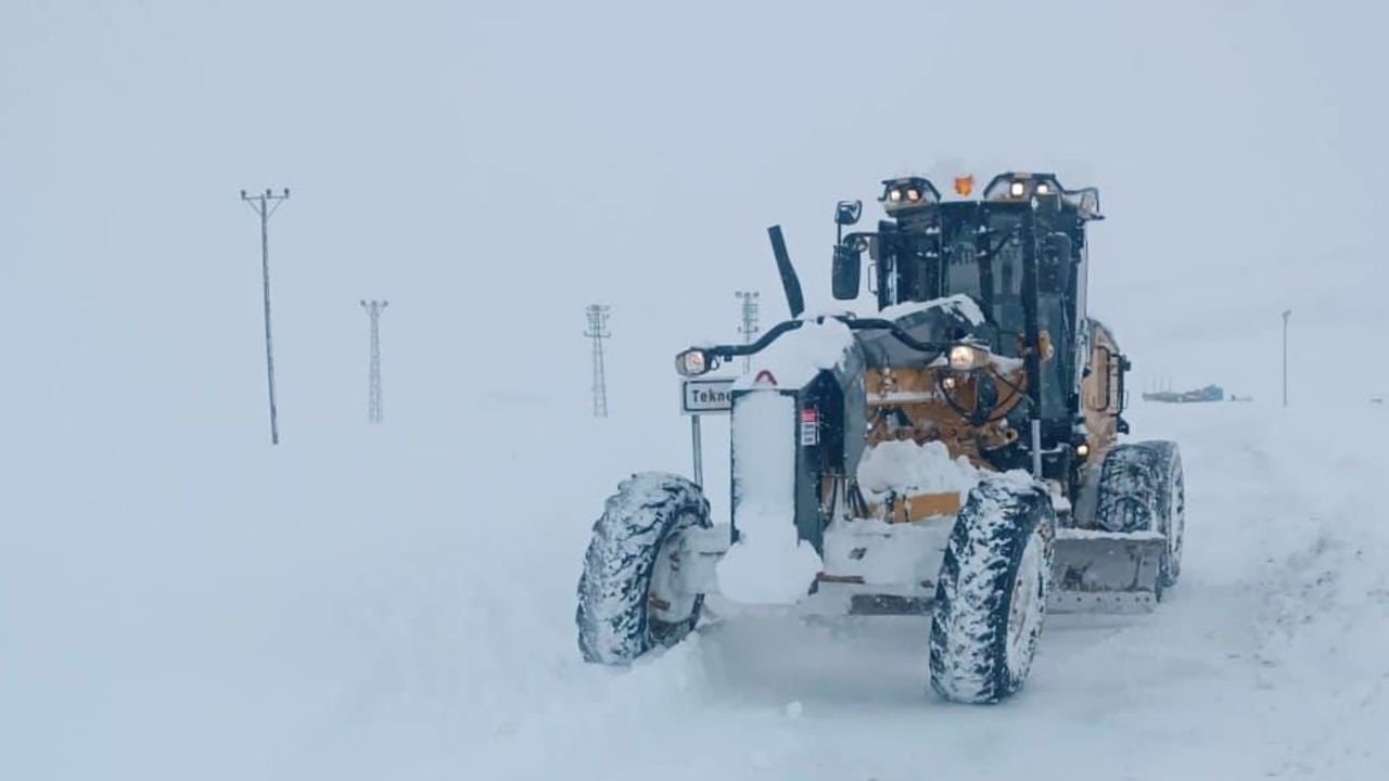 Van'da kar yağışı nedeniyle 389 yerleşim yerinin yolu kapandı